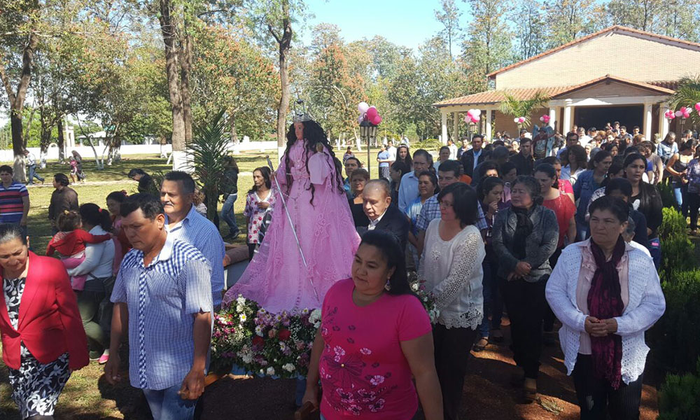 Pobladores de Yhú en la procesión en honor a la Virgen del Rosario. //OviedoPress